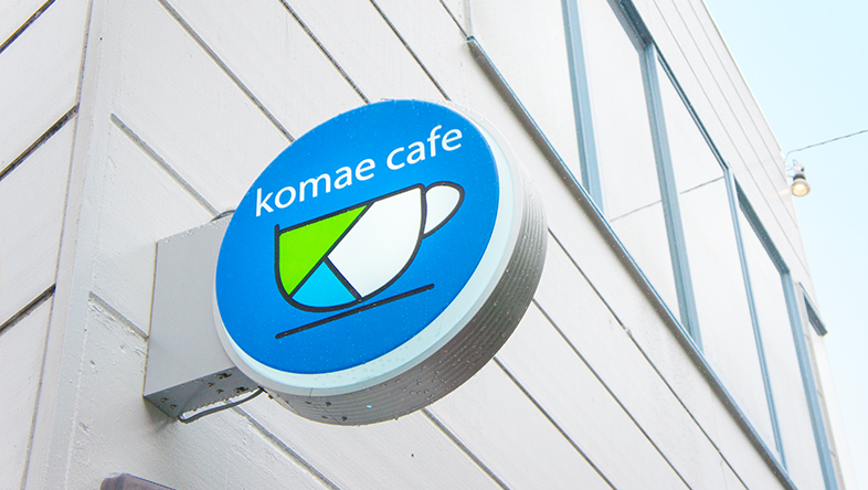 Tkomae cafeの看板