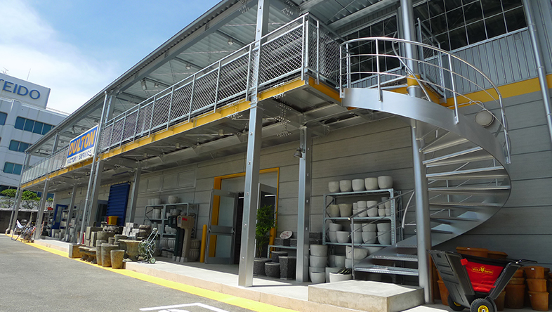 TDULTON FACTORY SERVICE OSAKAの大階段