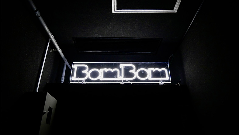 TBOM BOMのネオン看板