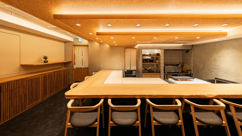 月の光が誘う、上質な和モダン空間。 麻布十番で見つけた、日本料理を愉しむ隠れ家。